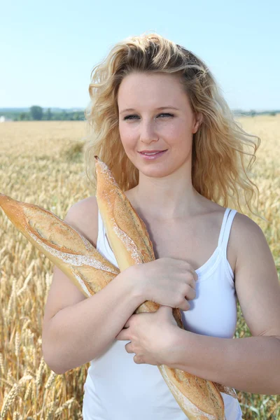 Γυναίκα εκμετάλλευση γαλλικό ψωμί — Φωτογραφία Αρχείου