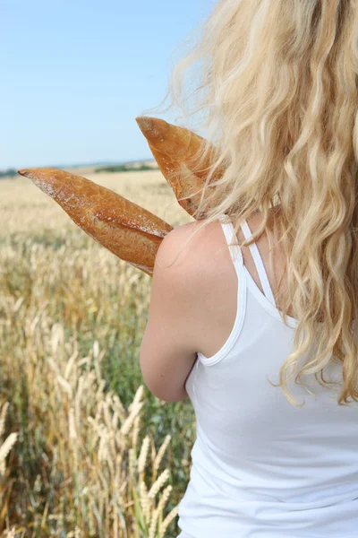 Nő gazdaság francia kenyér — Stock Fotó