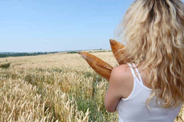 Mulher segurando pão francês — Fotografia de Stock