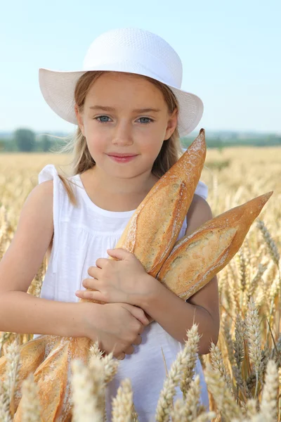 Μικρό κορίτσι εκμετάλλευση ψωμί — Φωτογραφία Αρχείου