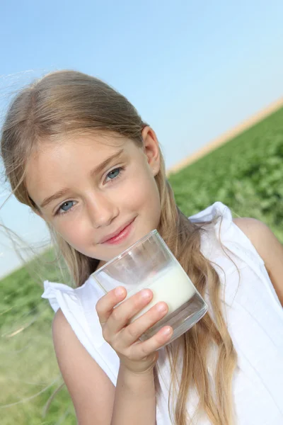 Menina bebendo leite — Fotografia de Stock
