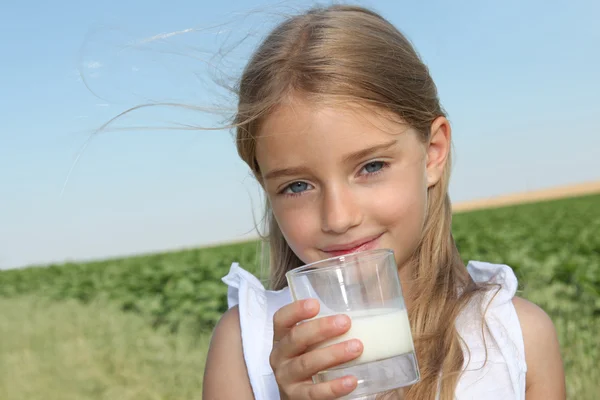 Küçük kız süt içiyor — Stok fotoğraf