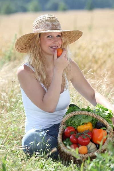 野菜のバスケットを持つ美しい女性 — ストック写真