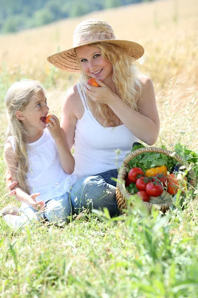 Mãe e menina comendo frutas — Fotografia de Stock