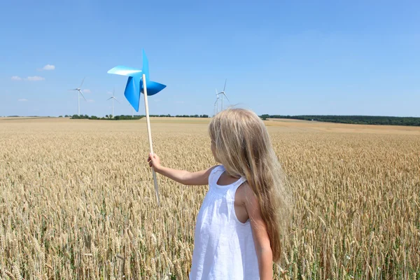 Petite fille dans le champ de blé — Photo