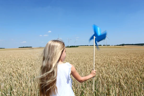 Dziewczynka w polu pszenicy — Zdjęcie stockowe