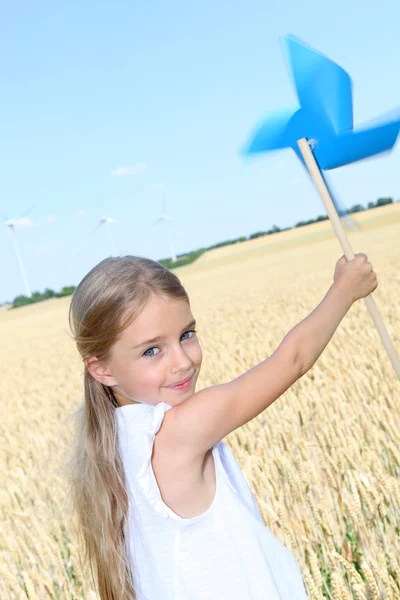 Buğday alanında küçük kız — Stok fotoğraf