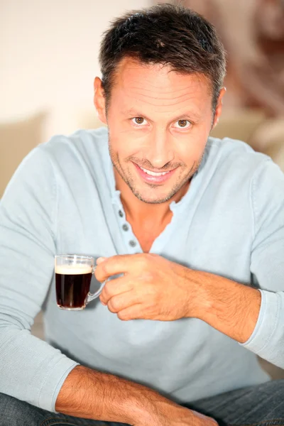 Muž doma sedí s kávou — Stock fotografie