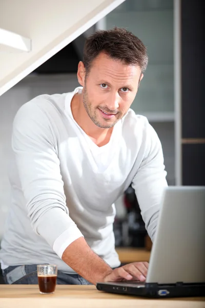 Man with laptop computer — Stock Photo, Image