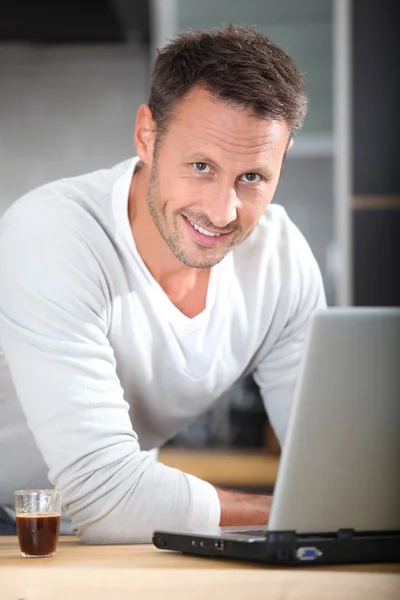 Man with laptop computer — Stock Photo, Image
