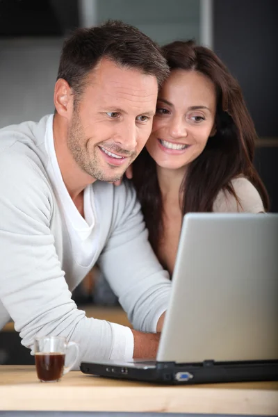 Couple with laptop computer — Stock Photo, Image