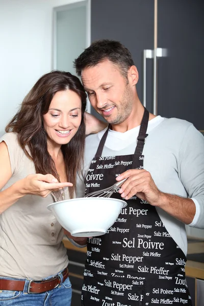 Paar hat Spaß beim Kochen — Stockfoto