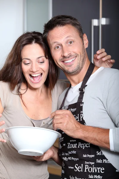 Paar hat Spaß beim Kochen — Stockfoto