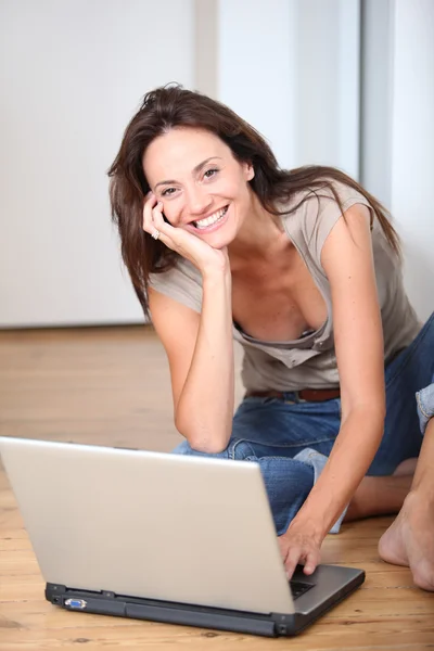 Женщина сидит с ноутбуком — стоковое фото