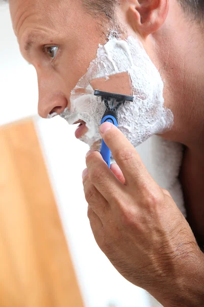Bonito homem de barbear — Fotografia de Stock