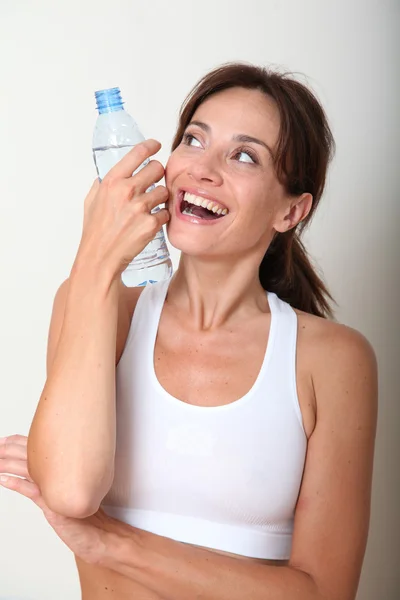 Kobieta wody pitnej po treningu — Zdjęcie stockowe