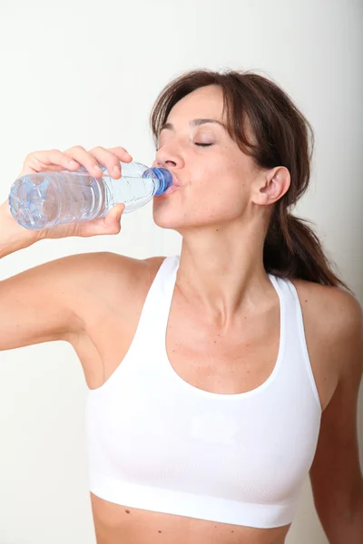 女性運動をした後水を飲む — ストック写真