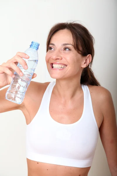 Žena pitné vody po cvičení — Stock fotografie