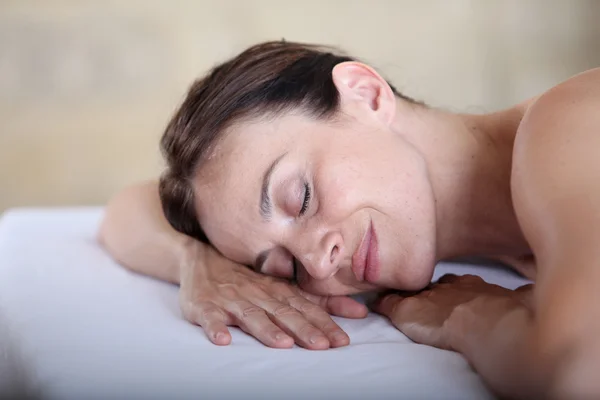 Женщина отдыхает на массажной кровати — стоковое фото