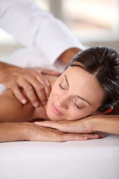 Kobieta relaks na łóżku masaż — Zdjęcie stockowe