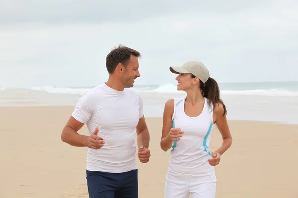 Corsa di coppia su una spiaggia sabbiosa — Foto Stock
