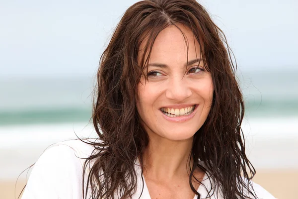 Gelukkige vrouw op het strand — Stockfoto