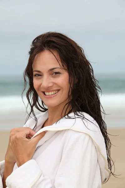 Gelukkige vrouw op het strand — Stockfoto