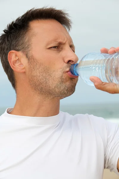 Άνθρωπος πόσιμο νερό από το μπουκάλι — Φωτογραφία Αρχείου