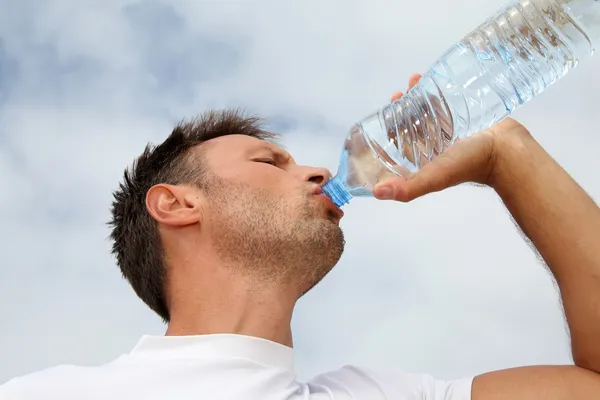 Hombre beber agua de la botella — Foto de Stock