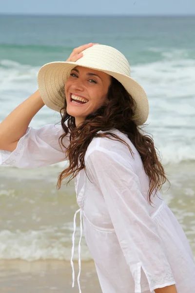 Mulher bonita com chapéu de palha — Fotografia de Stock