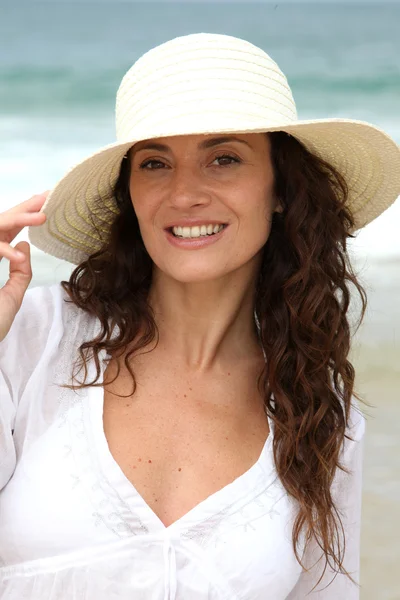 Beautiful woman with straw hat — Stock Photo, Image