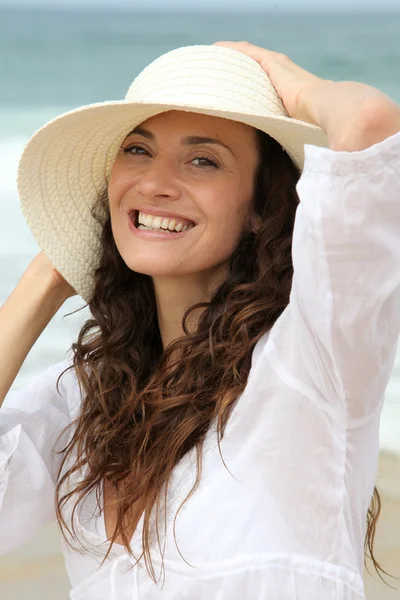 Hermosa mujer con sombrero de paja — Foto de Stock
