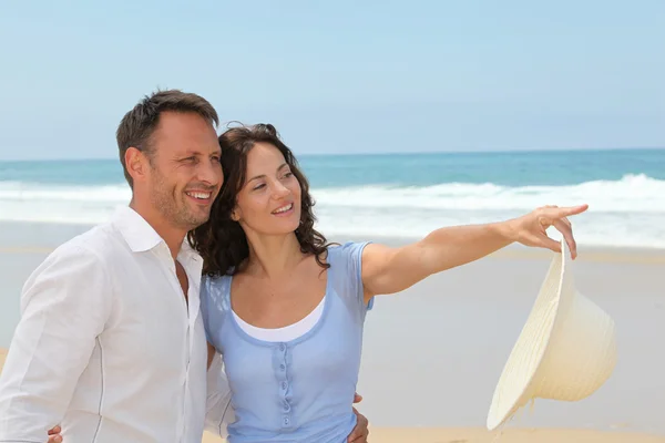 Sonriente pareja en la playa — Stockfoto