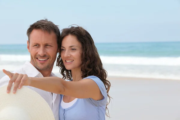 Smiling couple at the beach — Stock Photo, Image
