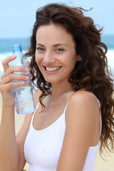 美丽的女人喝水 — 图库照片
