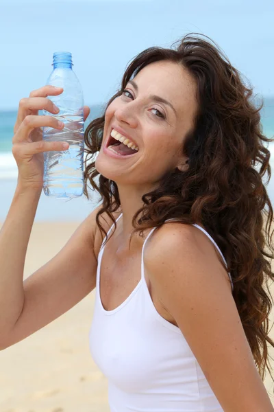 美しい女性は、水を飲む — ストック写真