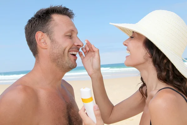 Szczęśliwa para na plaży — Zdjęcie stockowe