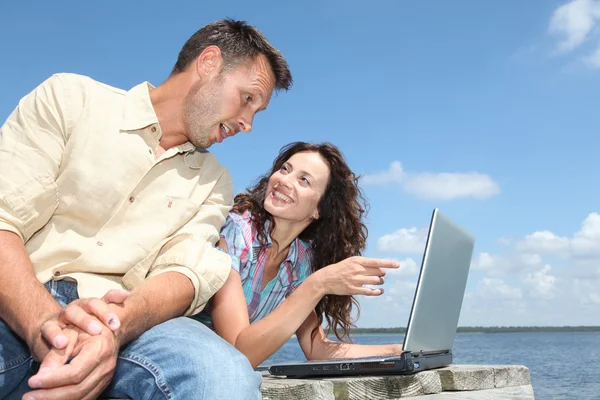 Paar mit Laptop auf Ponton — Stockfoto