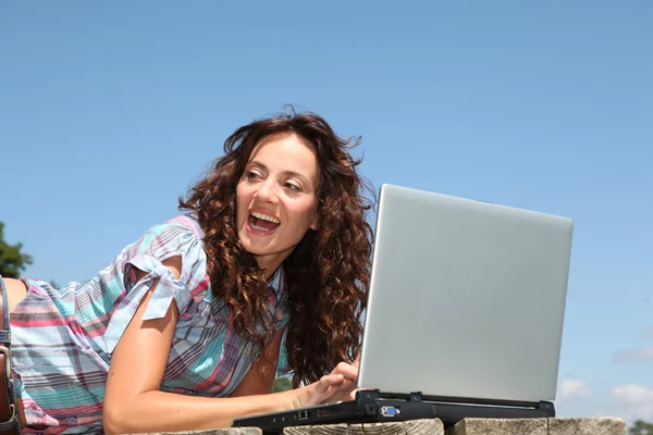 Женщина с ноутбуком на понтоне — стоковое фото