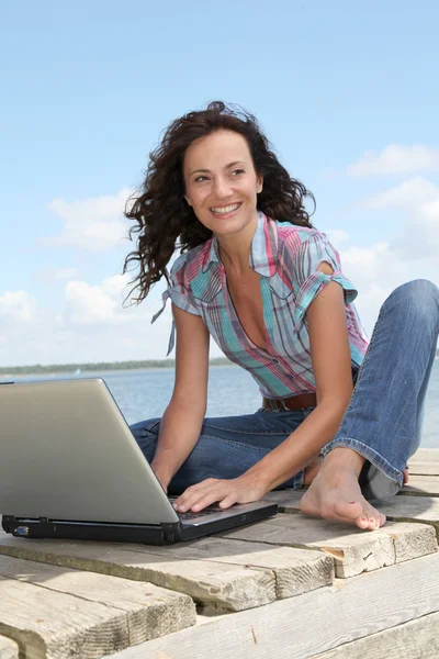 Donna che utilizza computer portatile — Foto Stock