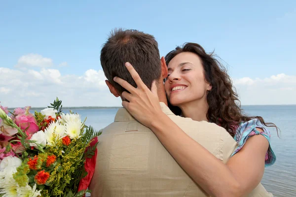Couple aimant avec un bouquet de fleurs — Photo