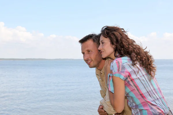 Miłości para stojący na ponton nad jeziorem — Zdjęcie stockowe