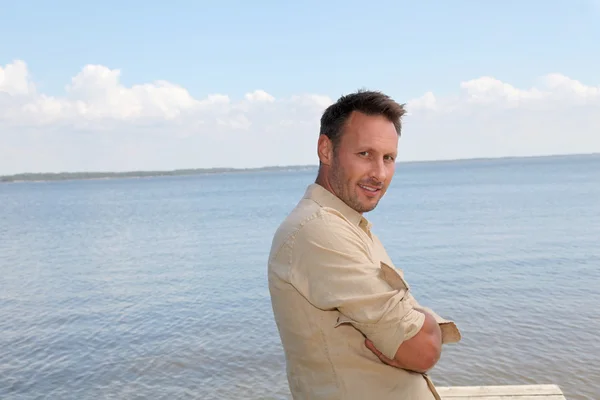 Mann auf einem Ponton am See — Stockfoto