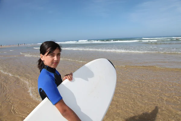 Chica joven con tabla de surf —  Fotos de Stock
