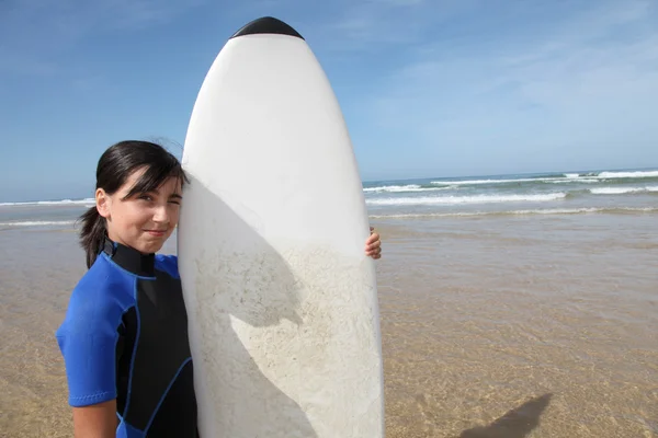 Chica joven con tabla de surf — Foto de Stock