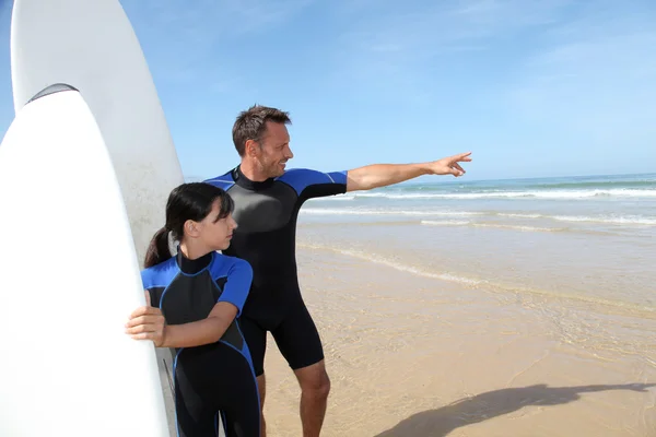 Отец и дочь занимаются серфингом — стоковое фото