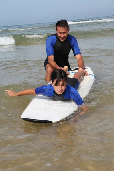 Vader en dochter surfen — Stockfoto