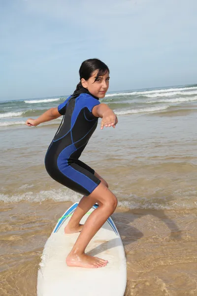 Jong meisje met surfboard — Stockfoto