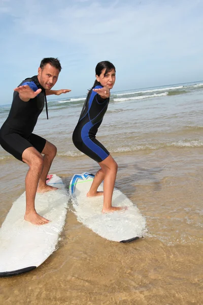 Отец и дочь занимаются серфингом — стоковое фото