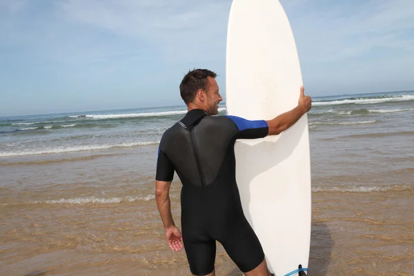 Surfare på stranden — Stockfoto